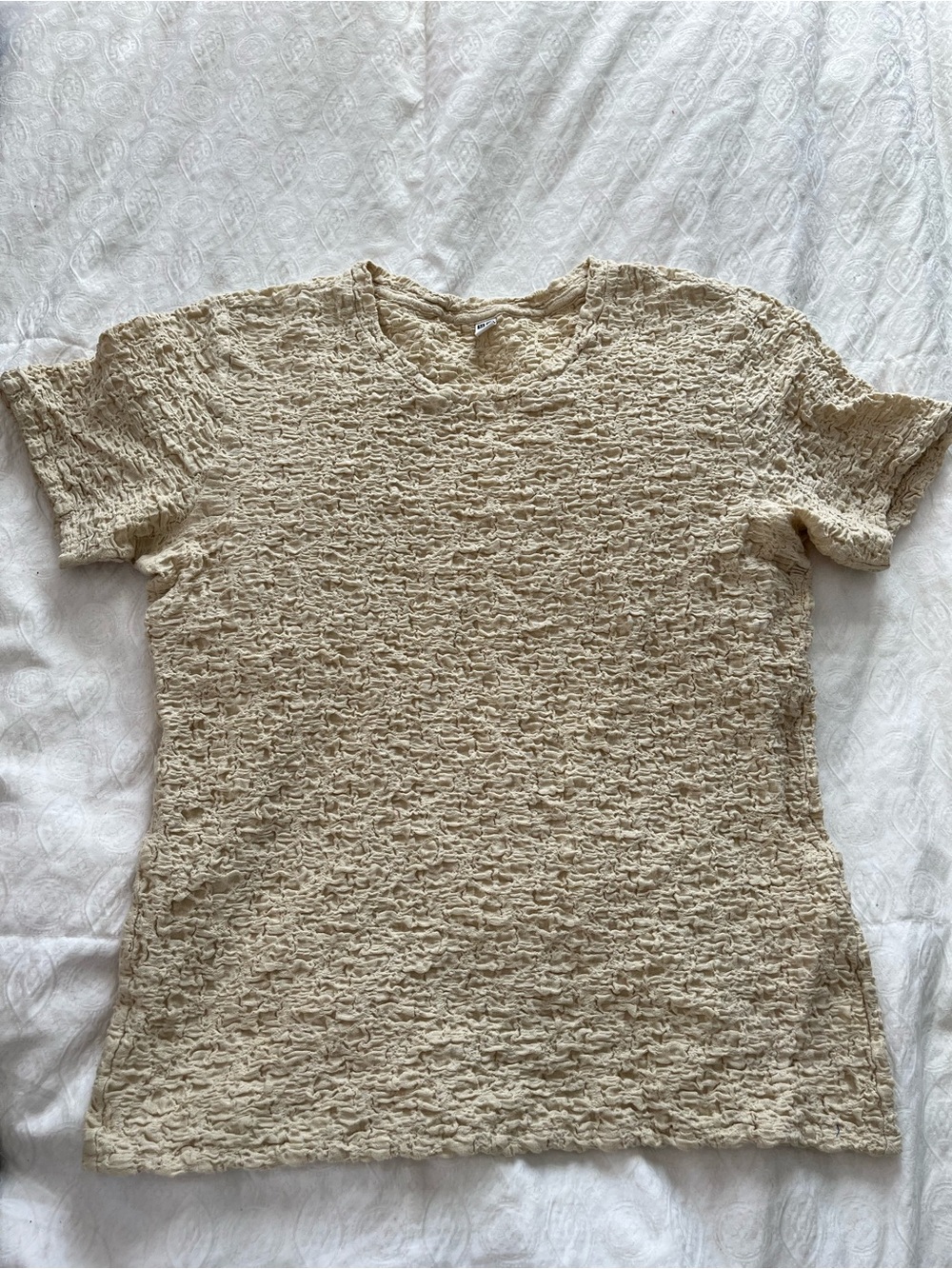 Uniqlo Beige Textured Short-Sleeve Tee size medium